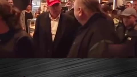 PRESIDENT TRUMP AT MACDONALD’S🍔 IN OHIO AND PAYS THE 💵 FOR THE CITIZENS