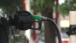 National average gas prices dip due to price of oil