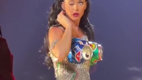 Katy Perry’s Mid-Concert Eye ‘Glitch’ Sends Fans Into a Frenzy