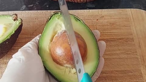 Avocado lifehacks | Chef tips of cutting avocado | cut avocado in less than 10 secs