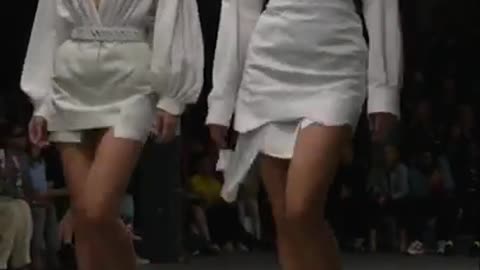 Bella Hadid & Kendall Jenner walk for Off-White