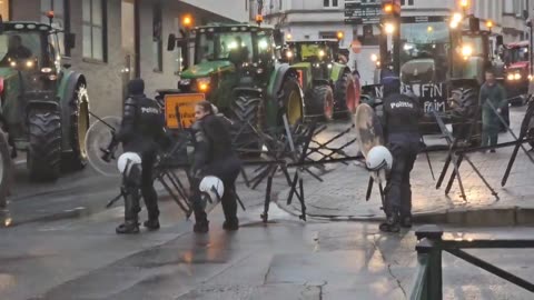 Farmers break through police roadblocks in Brussels