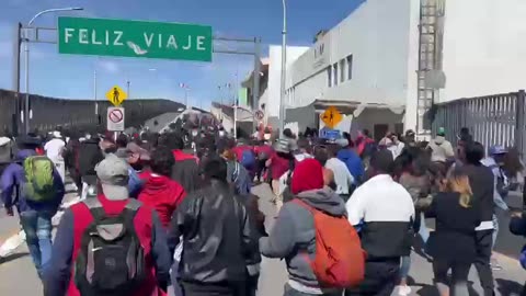 RUSH HOUR: 1,000 Migrants Rush a Port of Entry in El Paso to Try and Get Into U.S.