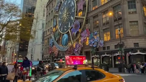 The huge Zodiac display on the Saks Fifth Avenue façade. New York city