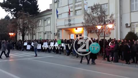 Битолчани на протест пред општинската зграда бараат чист воздух и субвенцонирана струја
