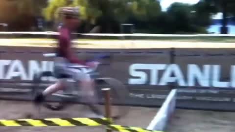 Man hilarious fell down while doing cycling on race