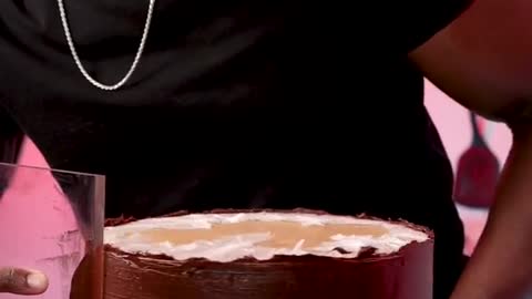 How to cover a cake with chocolate ganache. Easy way to do it!