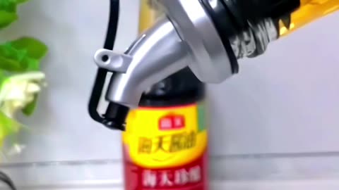 Manual valve for oil bottle