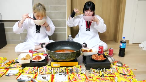 2 Women eating 30 bags of Ramen noodles and 2 Fried chicken Mukbang (Female competitive eaters)