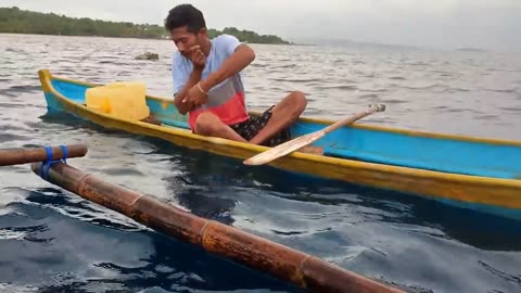 old fishermen show off their skills, Indonesian fishermen fight in fish paradise spots