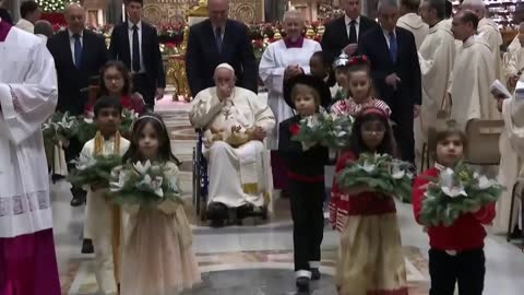 Papst erinnert in Christmette an Kinder in Armut