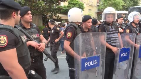 Turkish police break up Istanbul Pride march, detain over 150 _ AFP
