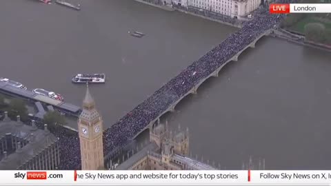 More than 100,000 people protesting in London calling fires Gaza ceasefire