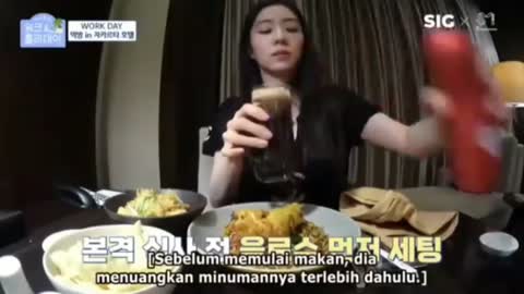 Irene Red Velvet Work And Holiday Eat Indonesian Food