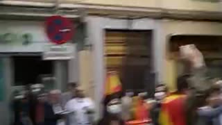 Cacerolada frente la sede PSOE en calle Ferraz (Madrid) con banderas y «Gobierno Dimisión»