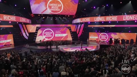 Lionel Richie Accepts the Icon Award Live at the 2022 AMAs - The American Music Awards