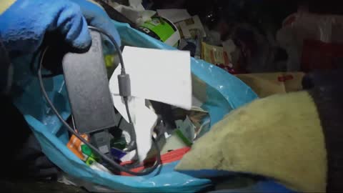 Как я зарабатываю лазая по мусоркам Питера ? Dumpster Diving RUSSIA #27