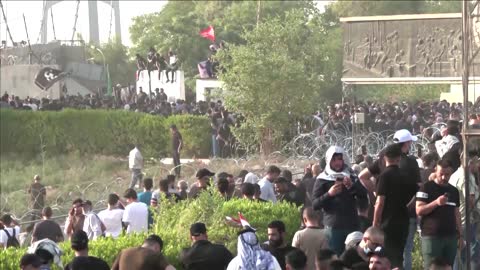 Water cannons used on protesters in Baghdad