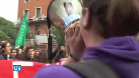 Roma, studenti in corteo la signora sul balcone si affaccia dalla finestra per applaudire i