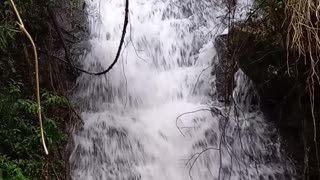 Cascatinha na beira da estrada