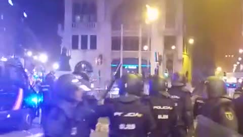 Con Policías nacionales durante el ataque separatista del 18-O en Barcelona (9)