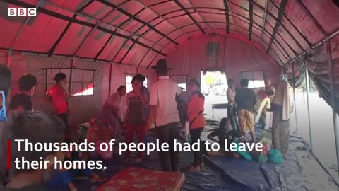 Thousands flee after Indonesian volcano erupts - BBC News