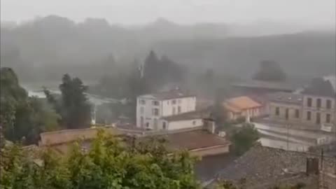 🇫🇷 France: Large tree destroyed by incredible lightning strike in Auger, De Sèvres - 06/29/24