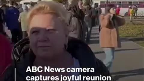 James Longman encounters special moment while interviewing activist in Kherson l ABC News