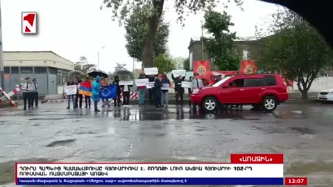 Un grupo de personas acudió a una manifestación frente a la base militar rusa 102 cerca de la ciuda