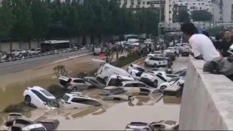 Zhengzhou underground tunnel in the massive flooding situation video set