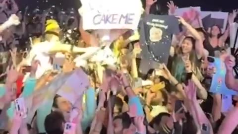 Steve Aoki's cake-throwing accuracy is unmatched| SPIN
