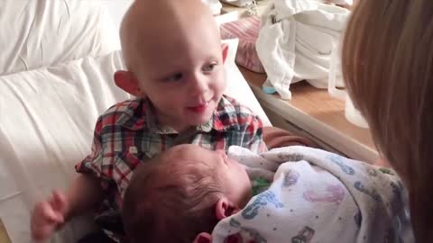 The priceless moment when children meet new babies