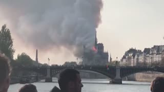 Videos registran incendio en la catedral de Notre Dame de París