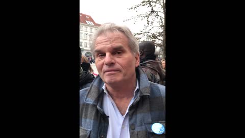 Attorney Reiner Fuellmich reports on police cannons, tear gas, violence at Brussels Anti-Mandate Protest