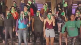 El nuevo baile feminista del "violador eres tú" que se ha hecho viral en México.