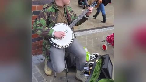 Street Artist Entertains People With Amazing Banjo Performance