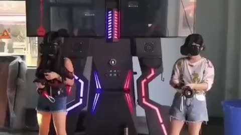 Two-person VR battle platform, cool lighting and conspicuous appearance are more attractive.