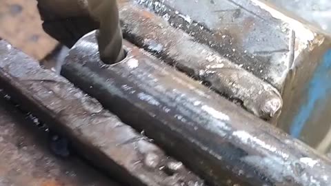 this welder is very creative combining pipe and chain into an amazing tool