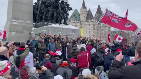 Ottawa: veterans pray after removing fence and cleaning war memorial