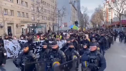 France's Police Mutiny! Joins citizens in the protest against mandates.