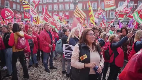 Spain: Thousands of union members march in Madrid for higher wages and better rights