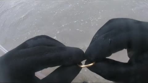 Achei uma aliança de ouro na praia