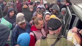 Zwischen den Kämpfen um die Ukraine helfen Grenzsoldaten Freiwilligen bei der Lieferung von Gummihi