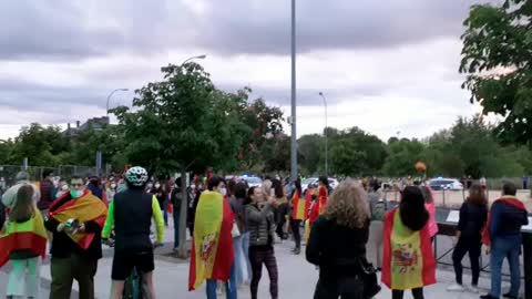 Vecinos pierden el miedo a la represión de Sánchez y claman "Gobierno Dimisión" en Majadahonda