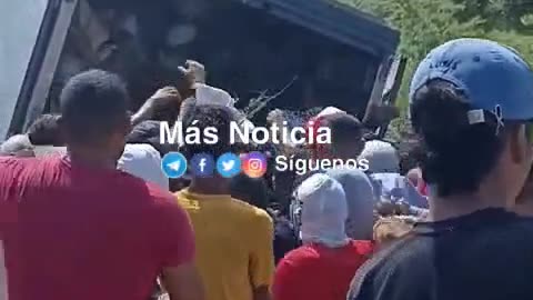 Tasajera: comunidad saquea camión accidentado vía Barranquilla - Santa Marta