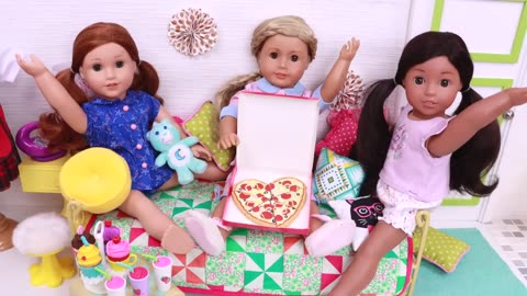 Friends pyjama party with pizza dolls story