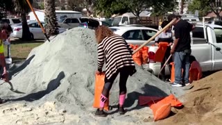 Californians preps sandbags, expecting heavy storms