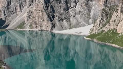 The mysterious paradise lake