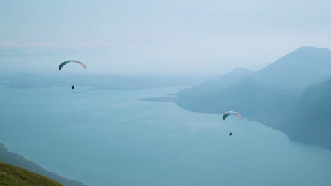 Mountain parashoot gliding