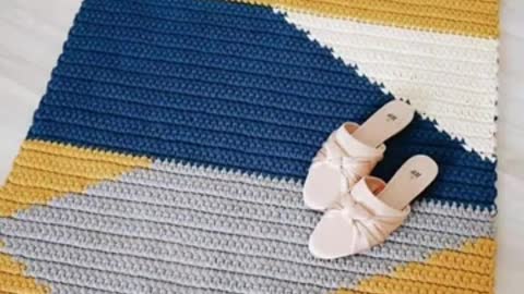 Do this beautiful crochet carpet for a modern room look
